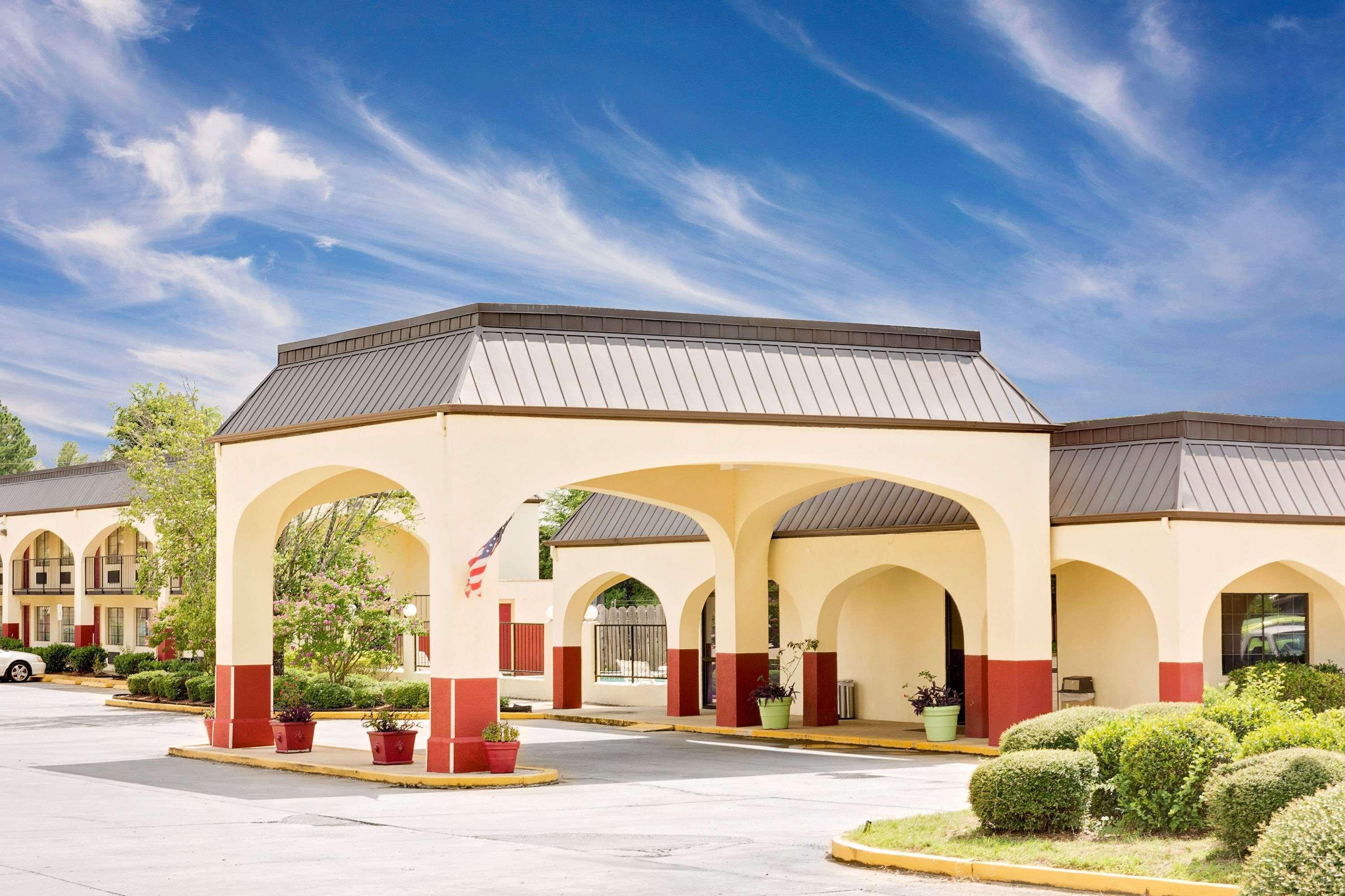 Days Inn & Suites By Wyndham Starkville Exterior photo