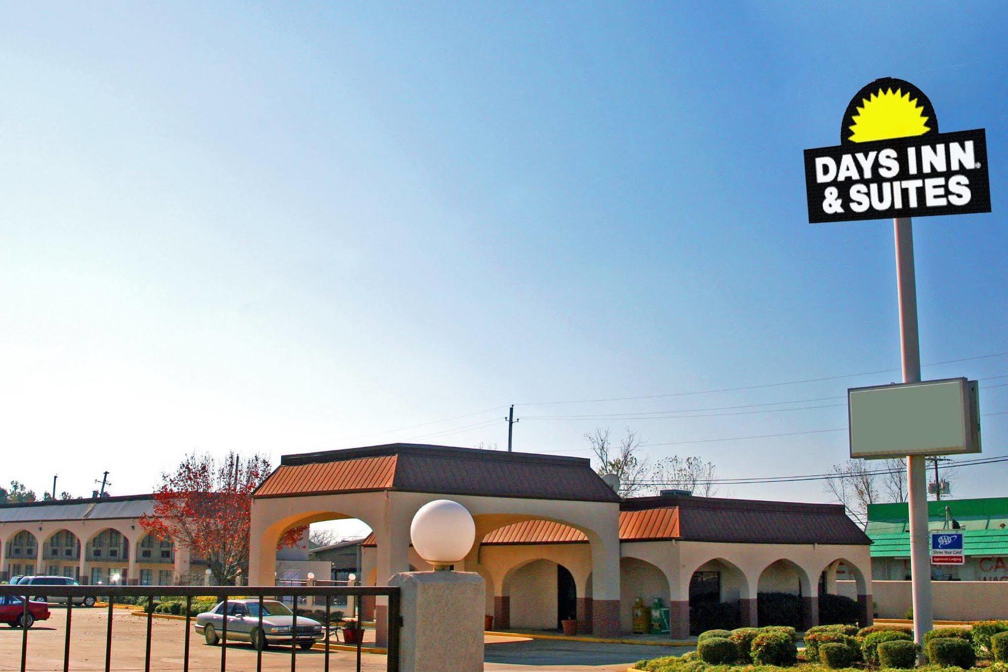 Days Inn & Suites By Wyndham Starkville Exterior photo